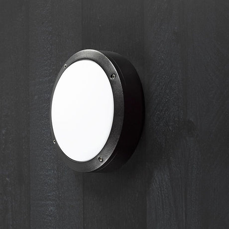 Desi 22 buiten plafondlamp zwart op een zwarte muur, elegante en minimalistische plafondlamp voor buitenruimtes.