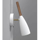 Pure Wandleuchte Weiß mit schlanker, eleganter Form und geöltem Nussbaum-Details an der Wand.