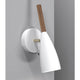 Pure Wandleuchte Weiß mit geöltem Nussbaumgriff und elegantem Design, perfekt für die Inneneinrichtung.