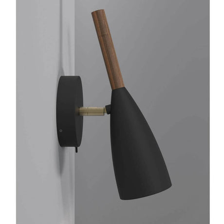 Applique Pure noire avec poignée en noyer huilé et design chic et moderne.