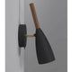 Pure Wandleuchte Schwarz mit geöltem Nussbaumgriff und schickem, modernem Design.