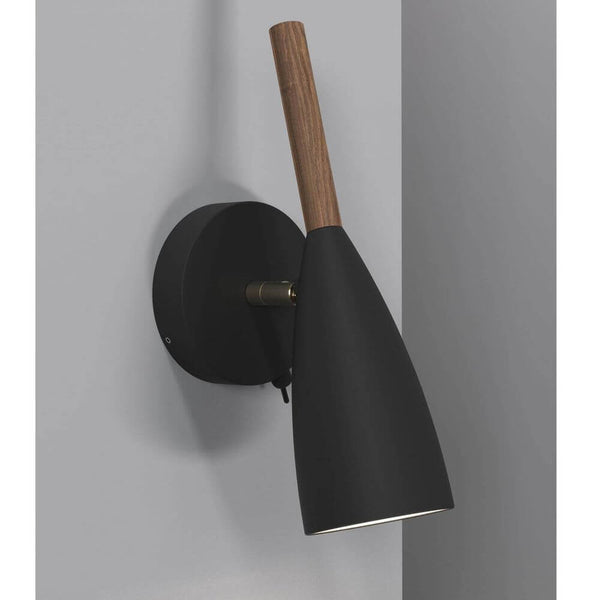 Applique Pure noire avec noyer huilé et design élégant sur un mur gris.