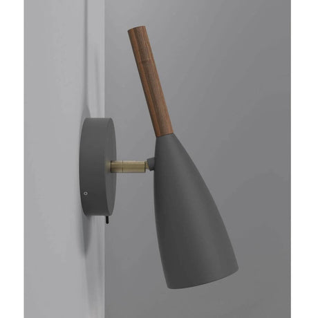 Applique Pure argentée, grise, montée sur un mur avec un élégant détail de poignée en bois.