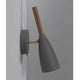 Pure Wandleuchte Silber, Grau an einer Wand montiert mit eleganter Holzgriff-Detail.