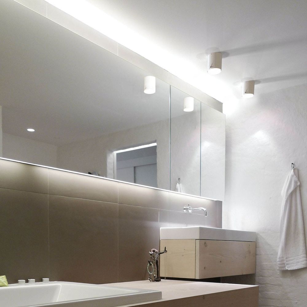 Moderne IP S4 Wandleuchte in Weiß über dem Waschbecken im stilvollen Badezimmer.