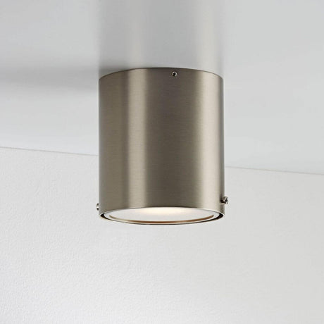 Applique IP S4 en aluminium brossé au design moderne, idéale pour des intérieurs élégants.