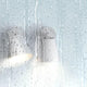 IP S6 Wandleuchte Weiß hinter einem beschlagenen Glas mit Wassertropfen, ideal für Badezimmer.