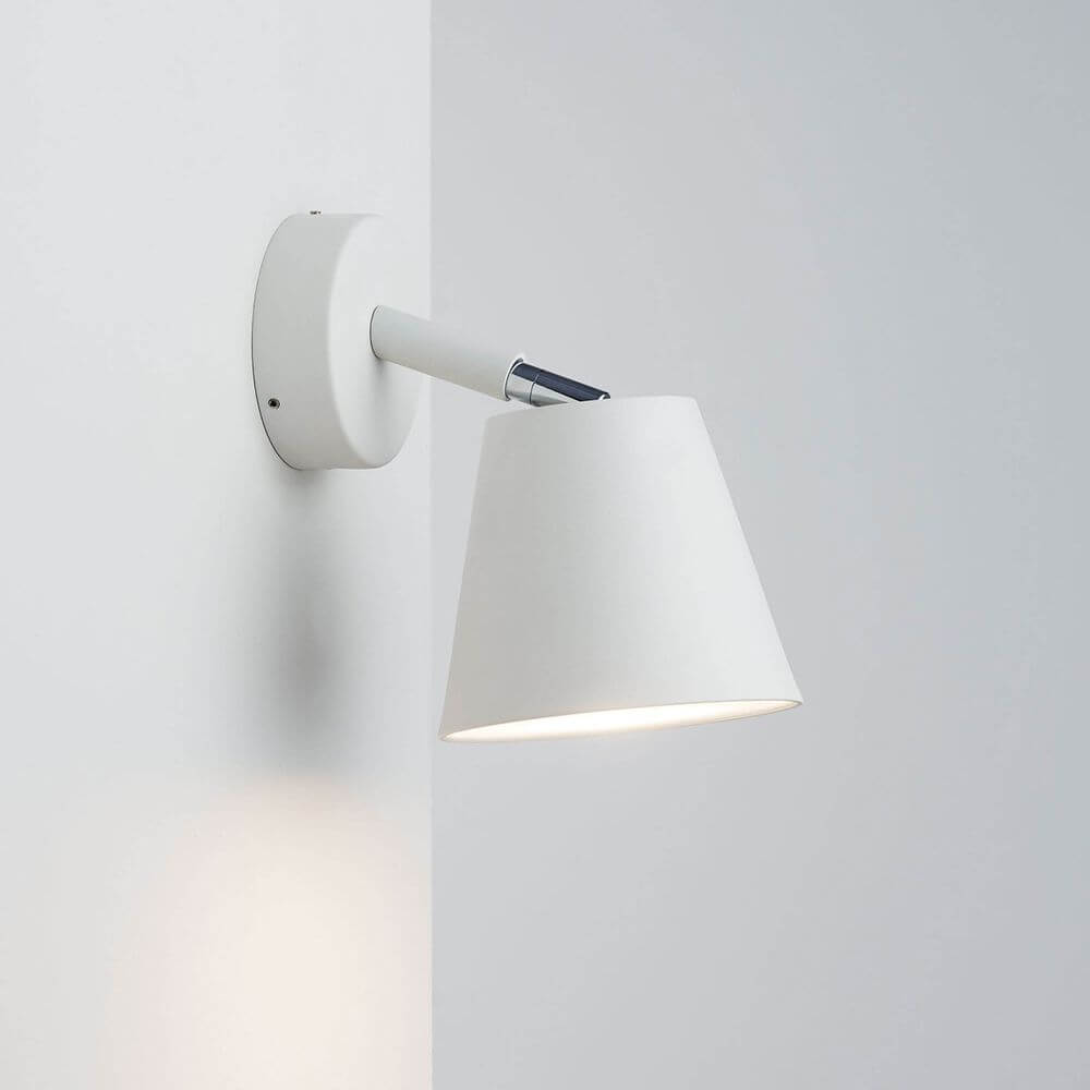 IP S6 Wandleuchte Weiß - moderne Wandbeleuchtung mit drehbarem Lampenkopf, ideal für Badezimmer neben Spiegel.