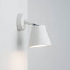 IP S6 Wandleuchte Weiß - moderne Wandbeleuchtung mit drehbarem Lampenkopf, ideal für Badezimmer neben Spiegel.