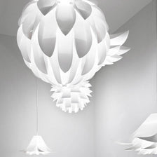 Suspension arrondie Norm12 XL blanche dans une pièce moderne avec une lumière douce.