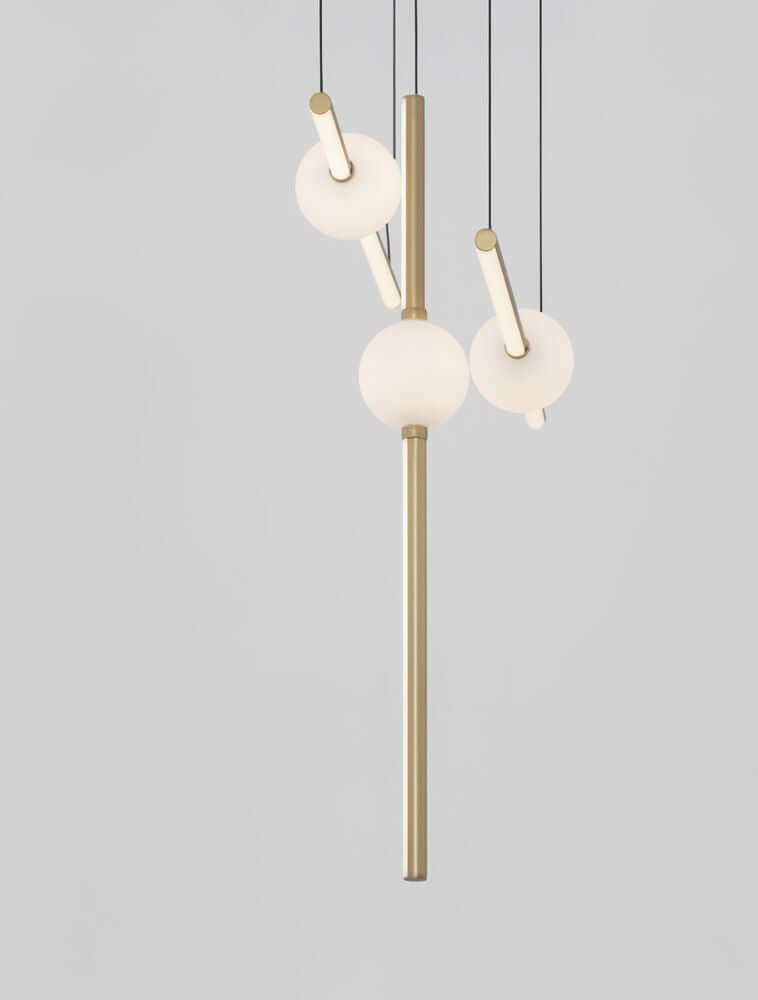 Acrobat LED Pendelleuchte 6-flammig 3000K Schwarz mit schmalen goldenen Lampenschirmen und Opalglas.