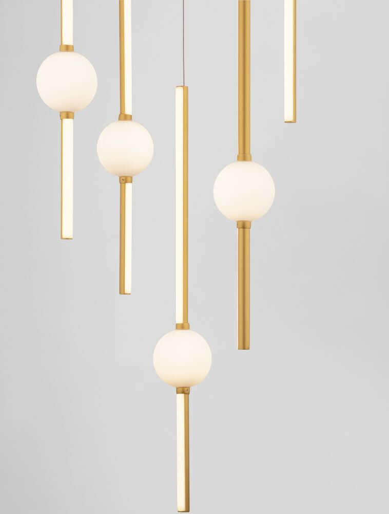Acrobat LED Pendelleuchte 7-flammig 3000K Schwarz mit kugelförmigem Opalglas und minimalistischem Design.