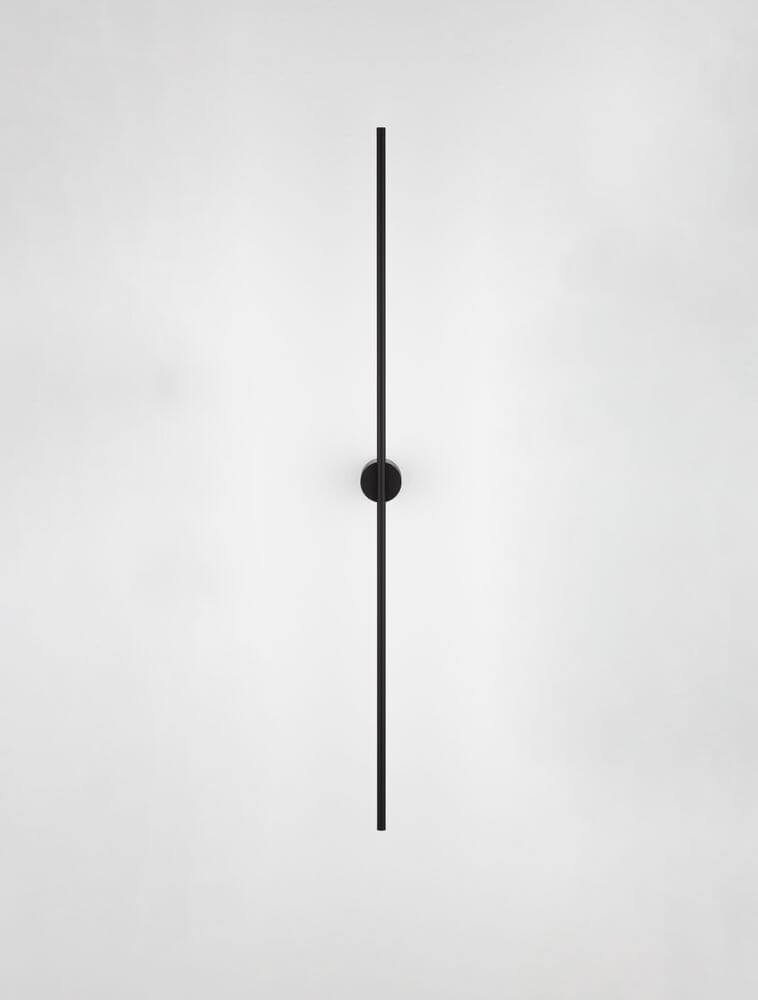 Alt Tag: Aden LED Wandleuchte 3000K Schwarz, schlanke 90 cm matte schwarze Aluminium-Wandleuchte, minimalistisches Design