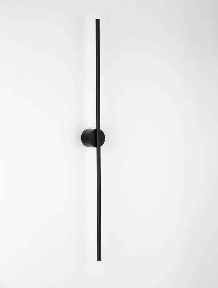 Alt Tag: Aden LED Wandleuchte 3000K Schwarz, schlanke 90 cm matte schwarze Aluminium-Wandleuchte, minimalistisches Design