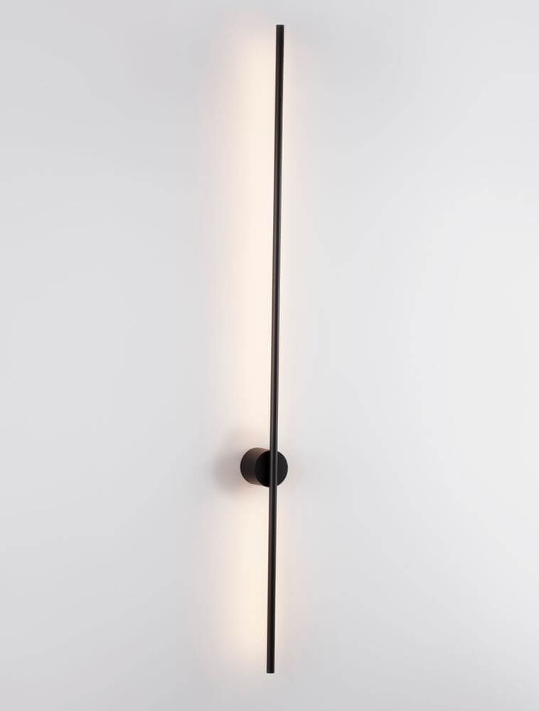Aden LED Wandleuchte 3000K in elegantem, schlankem Design mit schwarzer Aluminiumkonstruktion.