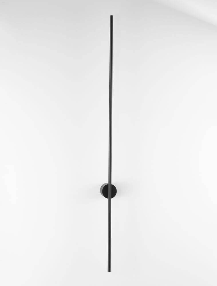 Aden LED Wandleuchte 3000K in schlankem, elegantem Design, montiert an einer weißen Wand.