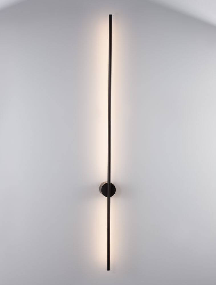 Elegante Aden LED Wandleuchte 3000K in schlankem, schwarzem Design an der Wand montiert.