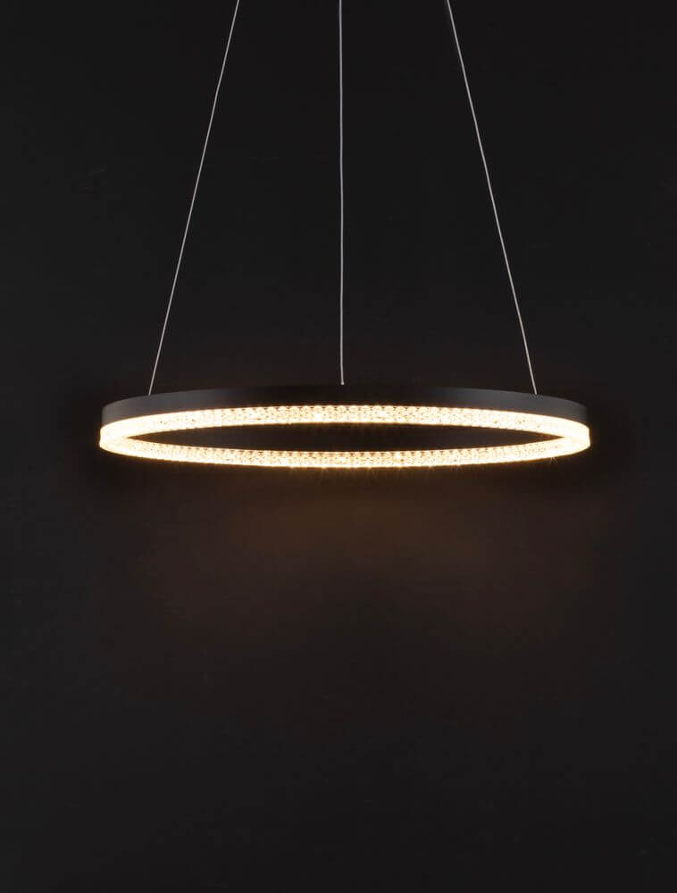 Adria LED Pendelleuchte Ø 60cm 3000K an einem schwarzen Hintergrund hängend, mit energeschonender Beleuchtung.