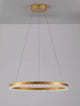 Adria LED Pendelleuchte Ø 60cm 3000K in elegantem Design mit goldenem Rahmen und kristallinem Ring.