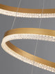 Adria LED Pendelleuchte 3-flammig Ø 80cm mit goldenen Ringen und glitzerndem Licht.