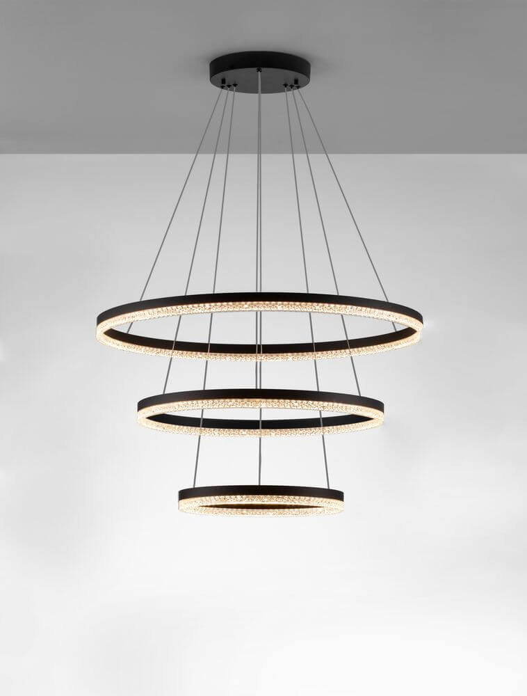 Adria LED Pendelleuchte 3-flammig Ø 80cm mit schwebenden Ringen und modernem Design, ideal für große Räume.