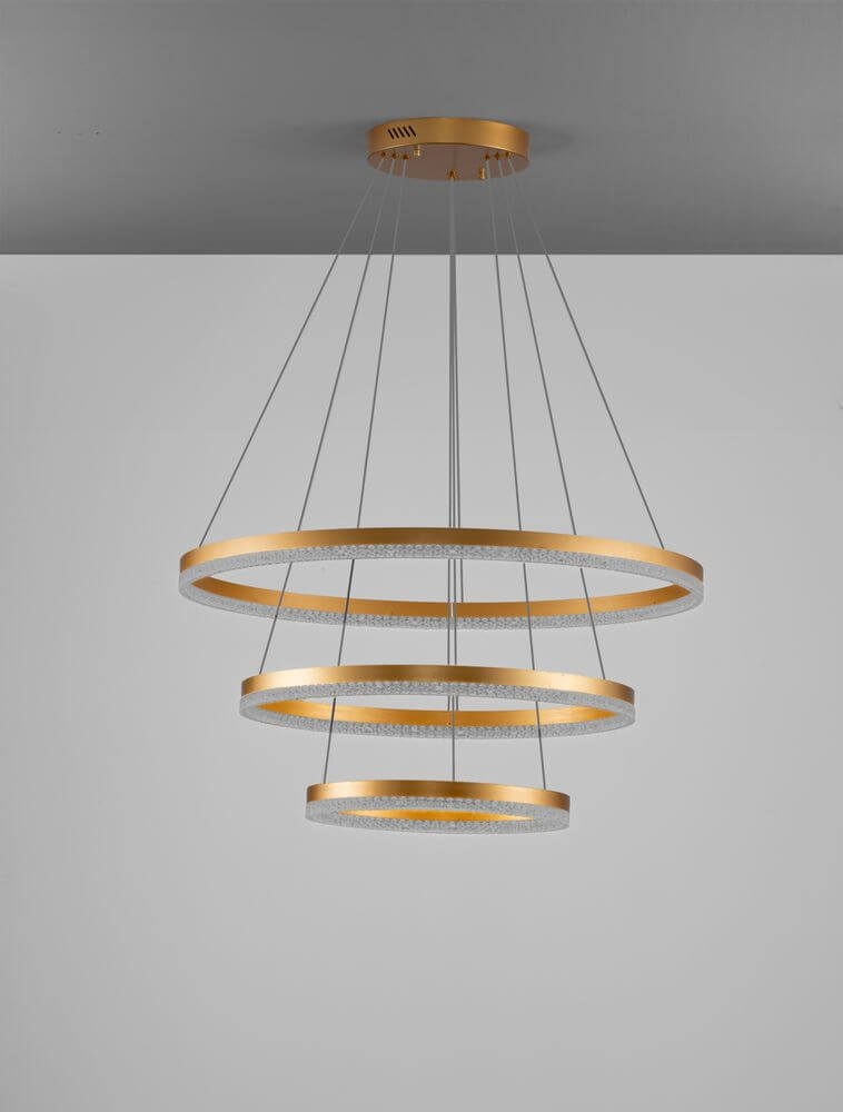 Adria LED Pendelleuchte 3-flammig Ø 80cm in gold mit schwebenden Ringen und 9452 Lumen Lichtleistung.
