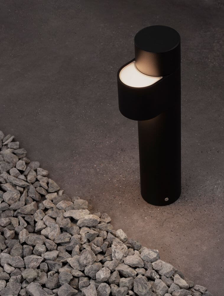 Aduro LED Außensockelleuchte 3000K Schwarz IP54 auf einem Gehweg mit Steinen.