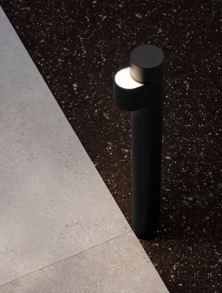 Aduro LED Außenwegeleuchte 3000K Schwarz IP54 auf einem Gehweg aus Stein