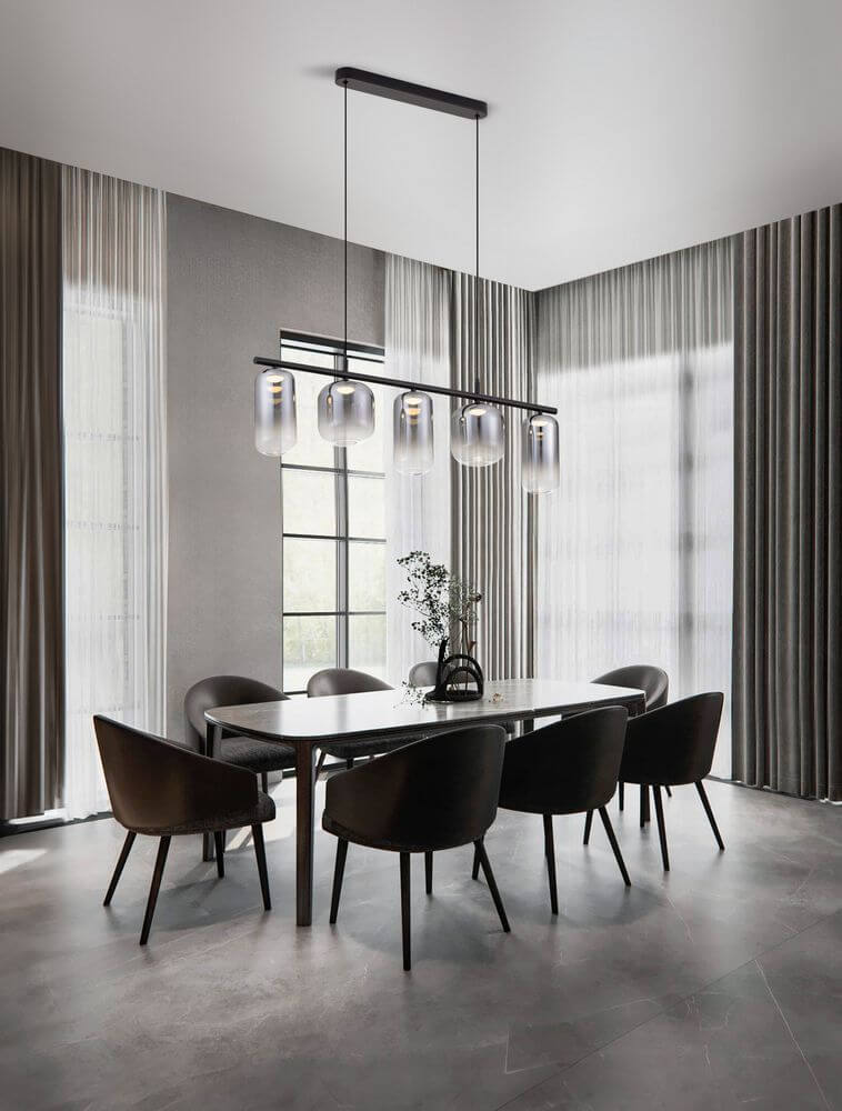 Moderne Aelia LED Pendelleuchte Ø 72cm 5-flammig über einem eleganten Esszimmer-Tisch. Stilvolle Einrichtung mit eleganten Stühlen.