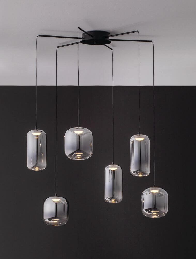 Aelia LED Pendelleuchte 6-flammig Ø 72cm Schwarz, Rauch mit sechs rauchgrauen Glaslampenschirmen.