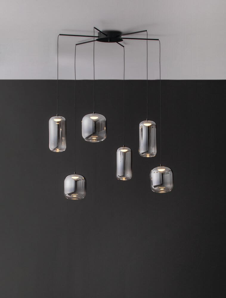 Aelia LED Pendelleuchte 6-flammig Ø 72cm Schwarz, Rauch mit eleganten Glaslampenschirmen an einem modernen Gestell.