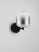 Aelia LED Wandleuchte 3000K in modernem Design mit metallischem Glas und schwarzem Halter.