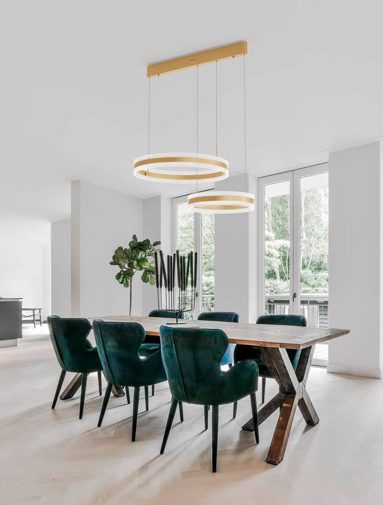Agos LED Pendelleuchte Ø 60cm über modernem Esstisch mit grünen Stühlen in elegantem Raum.