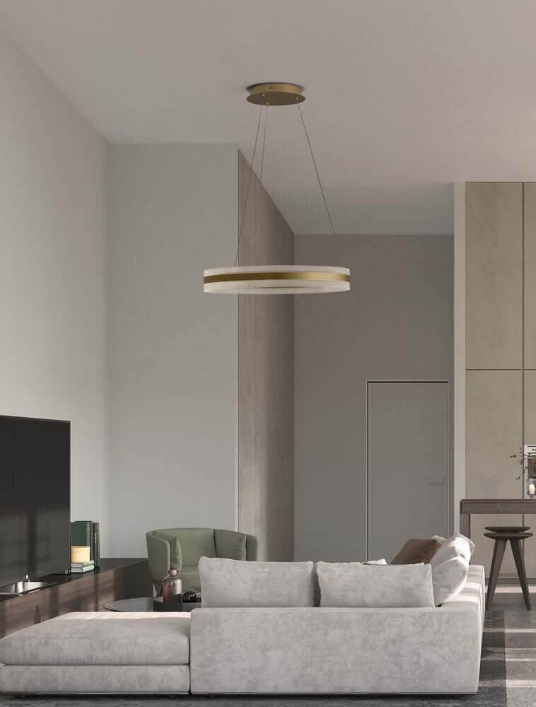 Agos LED Pendelleuchte Ø 60cm in modernem Wohnraum über Sofa und TV-Bereich.