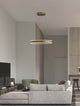 Agos LED Pendelleuchte Ø 60cm in modernem Wohnraum über Sofa und TV-Bereich.
