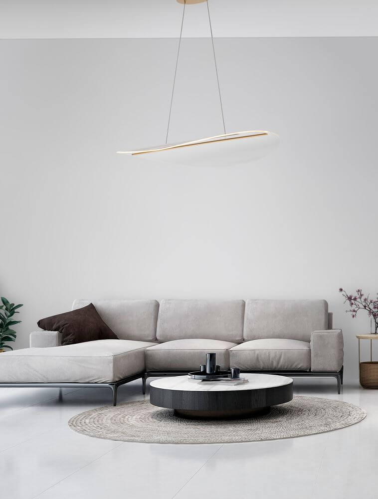 Moderne Wohnlandschaft mit Agos LED Pendelleuchte 3000K über einem Couchtisch.