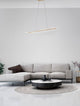 Moderne Wohnlandschaft mit Agos LED Pendelleuchte 3000K über einem Couchtisch.