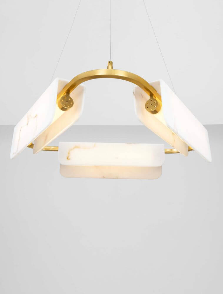 Aider Pendelleuchte 3-flammig Ø 63cm – goldene Aluminiumleuchte mit drei LED-Modulen und weißen Marmorplatten, modernes Esszimmer-Design