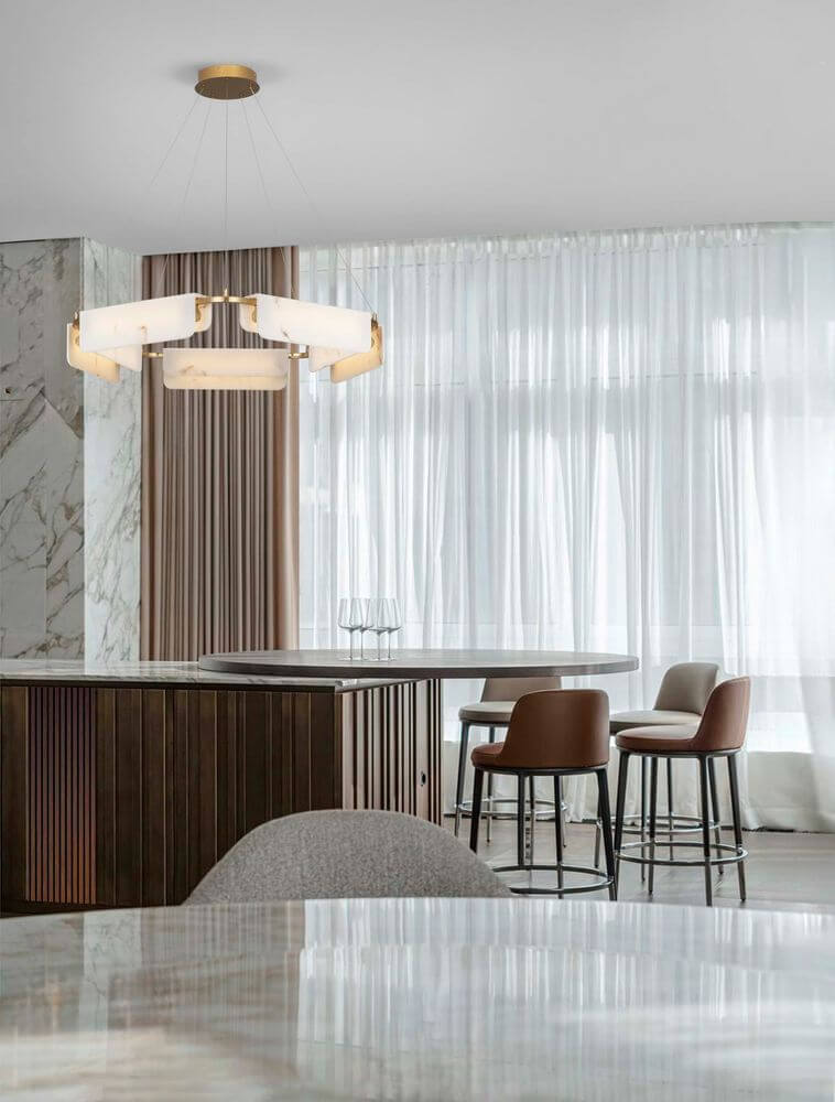 Aider Pendelleuchte 5-flammig Ø 93cm über modernem Kücheninsel-Esstisch, goldweiße Leuchten in elegantem Interieur