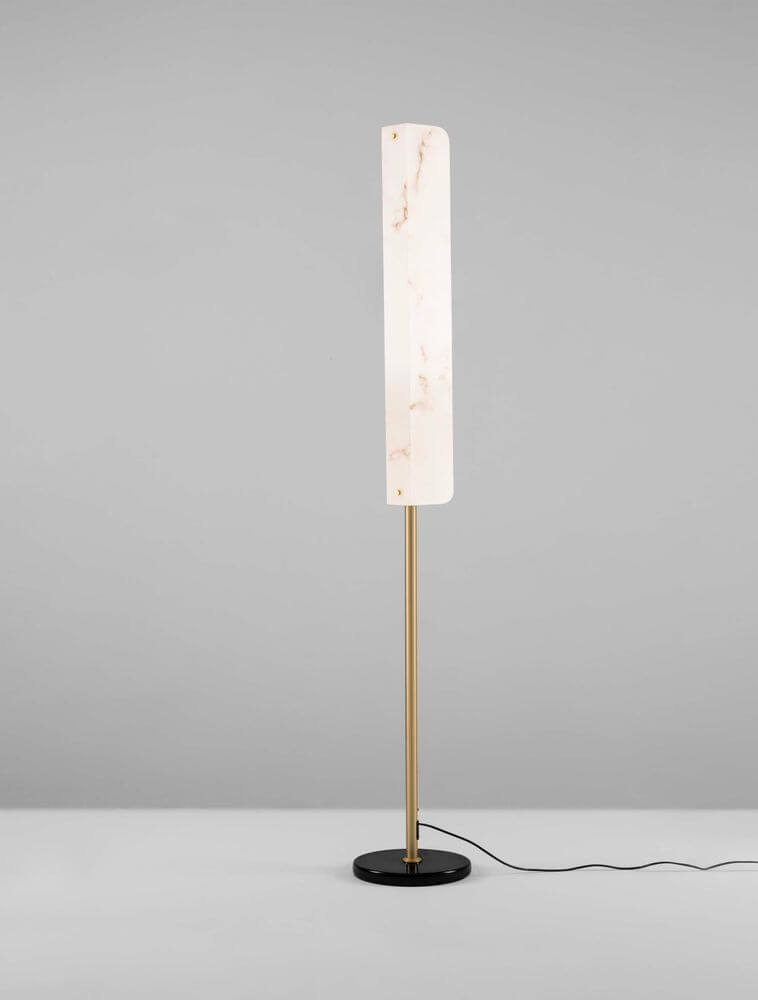 Aider Stehlampe H 160cm mit modernem Design aus Marmor und Metall, ideal für stilvolle Wohnräume.