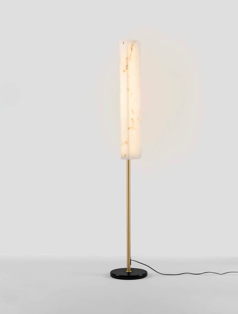 Aider Stehlampe H 160cm in modernem Design mit elegantem Marmorkörper und goldfarbenem Fuß.
