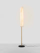 Aider Stehlampe H 160cm in modernem Design mit elegantem Marmorkörper und goldfarbenem Fuß.