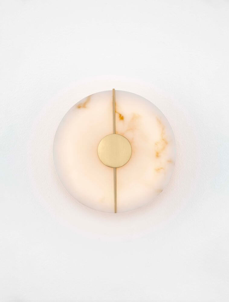 Aider Wandleuchte 3000K – runde Gold‑Alabaster Wandlampe mit transparentem Element, warmweißes LED‑Licht und schlankes Aluminiumgehäuse