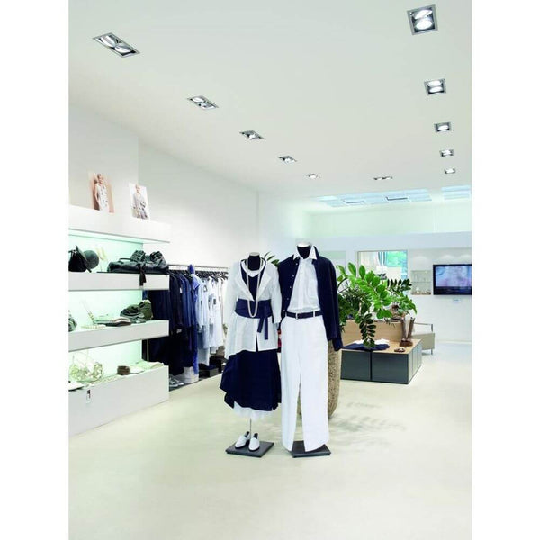 Aixlight Pro 2 Frame Einbaurahmen Silbergrau Schwarz in einem modernen Modegeschäft, stylische Kleidung und Lichtinstallation.