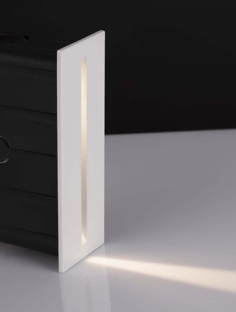 Aizen LED Außenwandeinbauleuchte 3000K Weiß IP54 mit schmalem Lichtaustritt auf einem eleganten Untergrund.