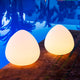 Akku LED-Außenlampe Stone XL am Pool, stimmungsvolle Beleuchtung in modernem Design.