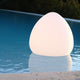 Akku LED-Außenlampe Stone XL schwimmt stabil im Pool, elegantes Design für Garten und Terrasse.