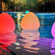 Farbige LED-Außenlampen im Wasser, ideal für Garten und Pool, bringen stimmungsvolle Beleuchtung.