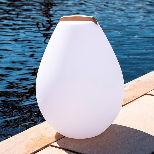 Lâmpada LED decorativa Vessel 2 com pega de madeira e controlo por app na área da piscina.