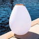 Akku LED-Dekolampe Vessel 2 mit Holzgriff am Pool, ideale Lichtmobilität für jeden Ort.